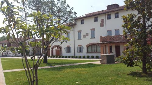 a large white house with trees in the yard at Hotel Sesmones in Lodi