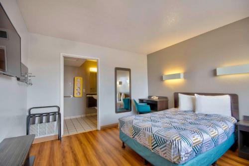 Habitación de hotel con cama y mesa en Motel 6-Farmington, NM en Farmington