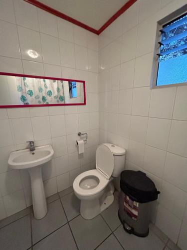 a bathroom with a toilet and a sink at CABAÑAS RINCON CHILENO in Monte Grande