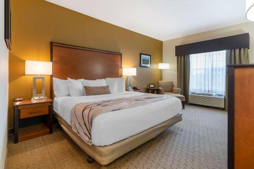 Habitación de hotel con cama grande y ventana en Best Western Plus Bend North en Bend