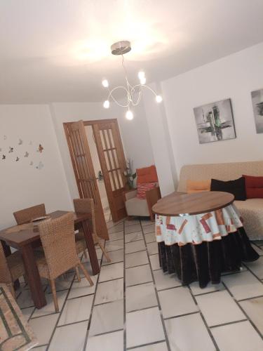 - un salon avec une table et un canapé dans l'établissement Mccoy avenida 3, à Macael