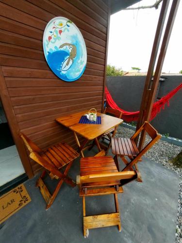 una mesa y dos sillas sentadas junto a una sauna en Pousada Maresol Bangalôs Aconchegantes a 15 min Aeroporto en Florianópolis