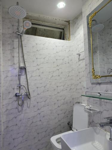 een badkamer met een toilet en een wastafel bij Studio indépendant virage in Dakar