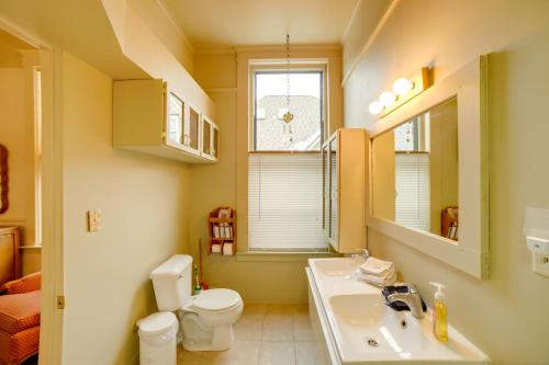 uma casa de banho com um lavatório, um WC e um espelho. em Historic Downtown Saugatuck Loft Apartment! em Saugatuck