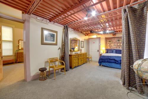 Historic Downtown Saugatuck Loft Apartment! في ساوغاتوك: غرفة نوم مع سرير ومكتب