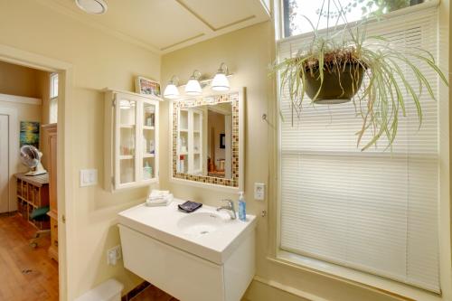 uma casa de banho com um lavatório, um espelho e uma janela em Updated Apt 1 Block to Water St and Kalamazoo River em Saugatuck