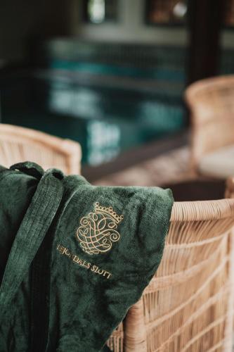 a green bag sitting on top of a basket at Lejondals Slott in Bro