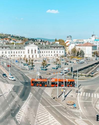 - une vue aérienne sur une rue de la ville avec un bus dans l'établissement Cozy apartment next to Presidential palace, à Bratislava