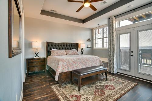 Postel nebo postele na pokoji v ubytování Branson Condo with Pool Near Silver Dollar City!