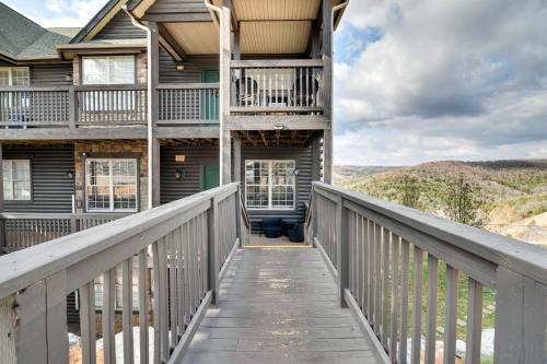 Balkón nebo terasa v ubytování Branson Condo with Pool Near Silver Dollar City!