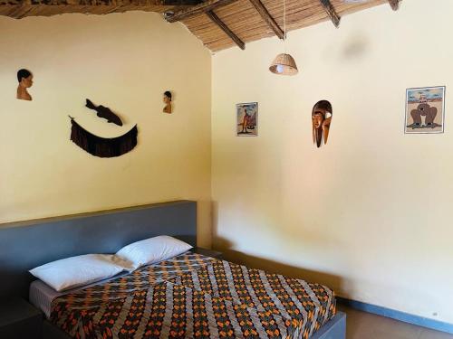 um quarto com uma cama num quarto em MANGO LODGE em Bubaque