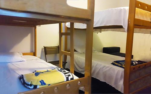 2 Etagenbetten in einem Zimmer mit Etagenbett in der Unterkunft DON ALEJANDRO in Trujillo