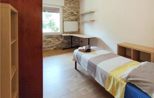 מיטה או מיטות בחדר ב-Pet Friendly Home In Borso Del Grappa With Wifi