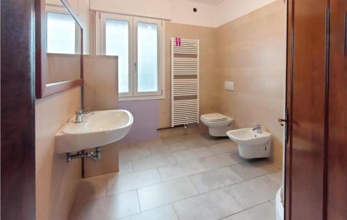 La salle de bains est pourvue d'un lavabo, de toilettes et d'une fenêtre. dans l'établissement Pet Friendly Home In Borso Del Grappa With Wifi, à Borso del Grappa