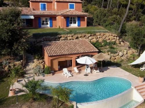 une maison avec une piscine devant une maison dans l'établissement Villa in Lorgues with Private Pool, à Lorgues