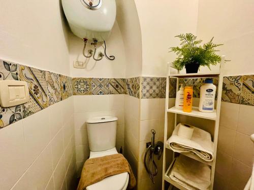 a bathroom with a toilet and a sink at Casa IL Tempio in Siracusa