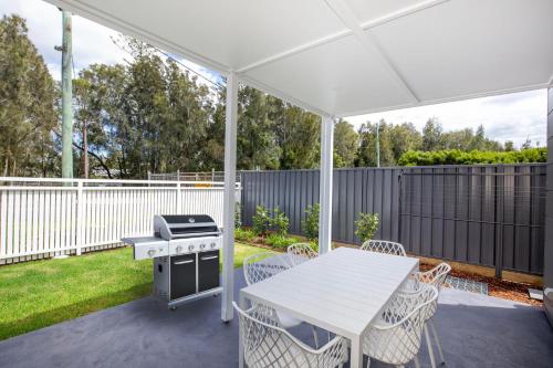 Μπαλκόνι ή βεράντα στο Shiloh Shores - Pet Friendly with Fire Pit - 5 Mins to Beach