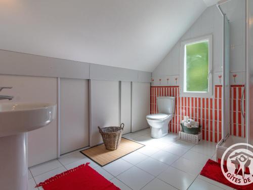 La salle de bains est pourvue de toilettes et d'un lavabo. dans l'établissement Gîte Tiercé, 3 pièces, 4 personnes - FR-1-622-44, à Tiercé