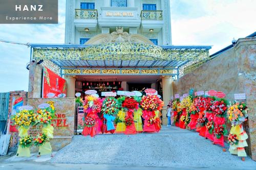 un ramo de flores delante de un edificio en HANZ Bao Long Hotel, en Ho Chi Minh