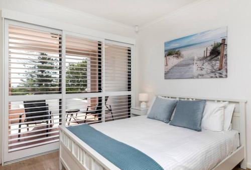 1 dormitorio con cama y ventana con vistas a la playa en SEA FOR MILES at Semaphore to relax & unwind, en Semaphore
