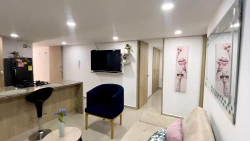 uma sala de estar com um sofá e cadeiras e uma televisão em Apartamento Amoblado de Una Habitación Doble em Ríohacha