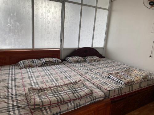 Een bed of bedden in een kamer bij Khách sạn Trung Hiếu