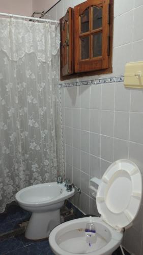 y baño con aseo y lavamanos. en San Miguel en Formosa