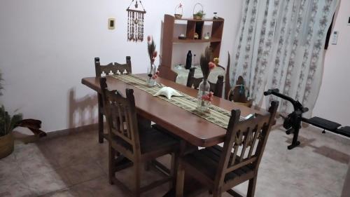 una mesa de comedor con sillas y jarrones. en San Miguel en Formosa