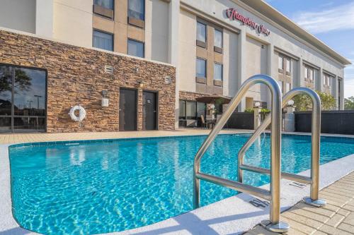 a swimming pool in front of a hotel at Hampton Inn by Hilton Spring Hill in Timber Pines