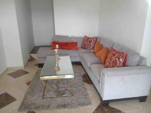 a living room with a couch and a table at Espaciosa casa en Matancitas a 3 min de la Playa in Matancita