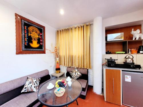ein Wohnzimmer mit Sofa und Tisch in der Unterkunft wayra house san blas in Cusco