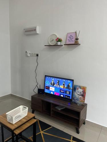 Manong Kuala Kangsar Homestay Chegu Wok tesisinde bir televizyon ve/veya eğlence merkezi