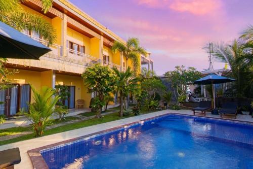 una villa con piscina frente a un edificio en Kelingking Sunset Point Hotel & Spa, en Klungkung