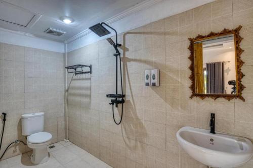 ein Bad mit einer Dusche, einem Waschbecken und einem WC in der Unterkunft Kelingking Sunset Point Hotel & Spa in Klungkung