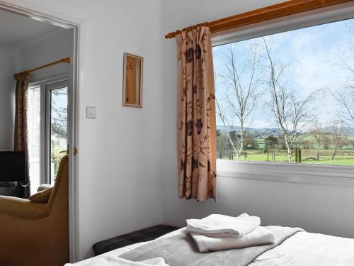 - une chambre avec un lit et une grande fenêtre dans l'établissement Exmoor View, à Blue Anchor