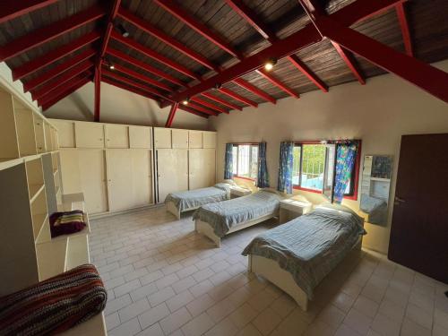 Großes Zimmer mit 2 Betten und einem Sofa in der Unterkunft Casa con piscina, Mar del Plata, solo familias! in Mar del Plata