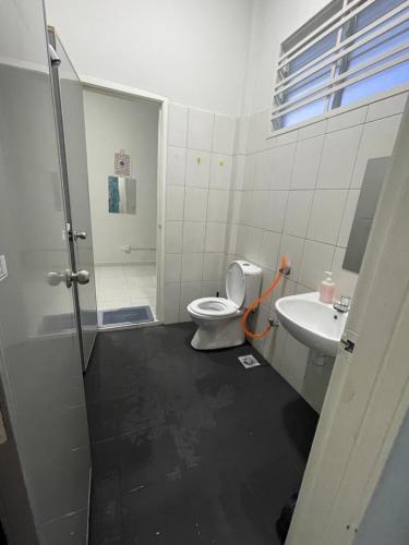 ein Bad mit einem WC und einem Waschbecken in der Unterkunft HANZ HOMESTAY MELAKA - MUSLIM HOMESTAY UNIT 3 in Malakka