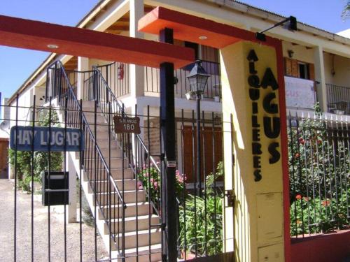 un edificio con una escalera con un letrero. en Alquileres "Agus" en Las Grutas
