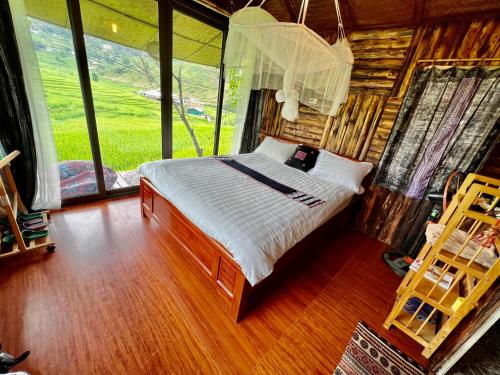 a bedroom with a bed in a log cabin at May Homestay in Lao Cai