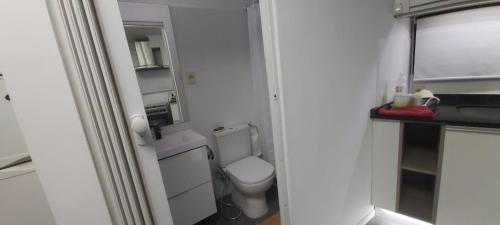Baño pequeño con aseo y lavamanos en Tatitos Homes El Pinar - Apartamento vacacional -, en Ciudad de la Costa