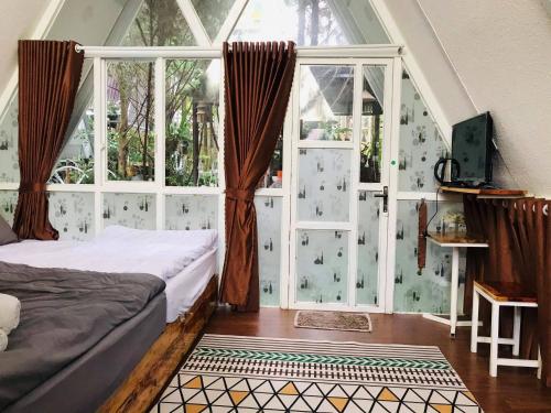 Un pat sau paturi într-o cameră la Tùng Garden Homestay Dalat