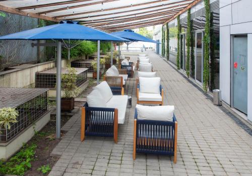 a row of chairs and umbrellas on a patio at Ribalta Hotel Barra da Tijuca by Atlantica in Rio de Janeiro