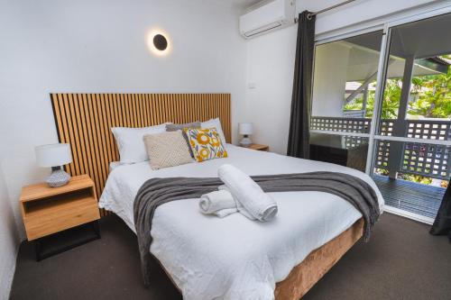 sypialnia z dużym łóżkiem i oknem w obiekcie Escape Life @ Port Douglas w mieście Port Douglas