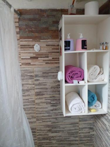 a towel shelf with towels on it in a bathroom at Apart Alcázar in Trelew