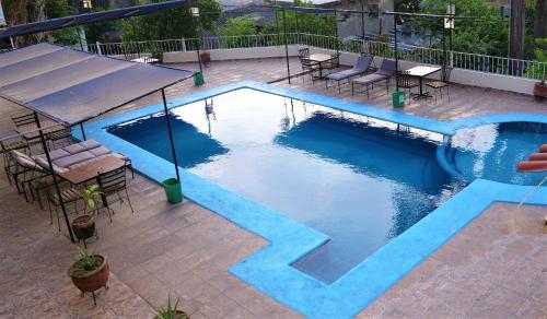 een zwembad met blauwe verf op een patio bij Casa Rinconsito Miramar in San Blas