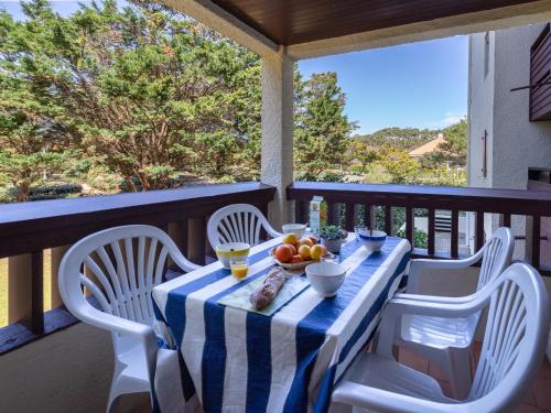 Appartement rénové près des plages et du marché, 2 chambres, terrasse, parking, WIFI inclus - FR-1-239-463