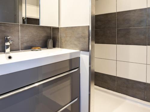 une salle de bain avec un lavabo blanc et un miroir dans l'établissement Appartement rénové près des plages et du marché, 2 chambres, terrasse, parking, WIFI inclus - FR-1-239-463, à Seignosse