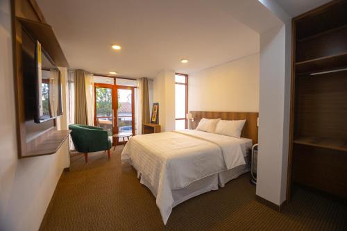 a hotel room with a bed and a television at Llamita Hotel-Huancayo in Huancayo