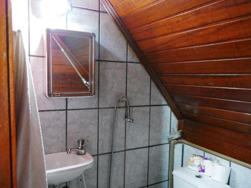 グラヴァターにあるChalé na Suíça Pernambucanaの洗面台、トイレ、鏡のあるバスルーム