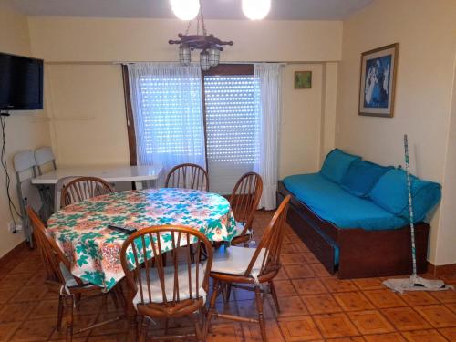 sala de estar con mesa y sofá en Edificio marisol en Villa Gesell